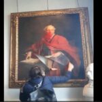 ببینید / فعال حامی فلسطین نقاشی مشهور «آرتور بالفور» را پاره کرد