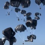 ببینید / سقوط آزاد برخی بسته‌های کمک‌های بشردوستانه از آسمان غزه به دلیل باز نشدن چتر‌ها