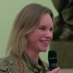 ببینید / شوخی پوتین با افسر زن ارتش روسیه: «تا حالا کسی به تو گفته که لباس نظامی خیلی بِهِت میاد؟ باور نکردنی است!»