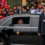 ببینید / رهبر کره شمالی سوار بر خودروی اهدایی پوتین
