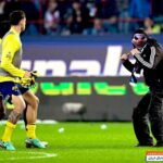 ویدیو / جنجال در فوتبال در ترکیه / ورود هواداران ترابزون اسپور به زمین و یورش به بازیکنان فنرباغچه