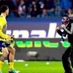 ویدیو / جنجال در فوتبال در ترکیه؛ ورود هواداران ترابزون اسپور به زمین و یورش به بازیکنان فنرباغچه