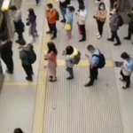 ببینید / نظم جالب مردم چین برای سوار شدن در مترو