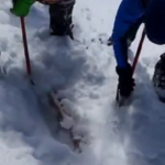 ببینید / دفن شدن تابلو قله پیرخدر شاهو (استان کرمانشاه) پس از بارش‌های سنگین اخیر