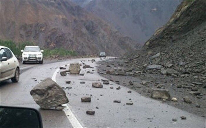 ببینید/ توقف خودروها به علت ریزش سنگ در جاده چالوس