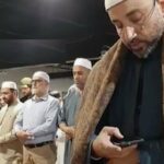 ببینید | موبایل بازی یک امام جماعت در کانادا هنگام نماز خواندن