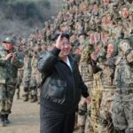 (تصاویر) رهبر کره شمالی و دخترش در تمرینات نظامی ارتش