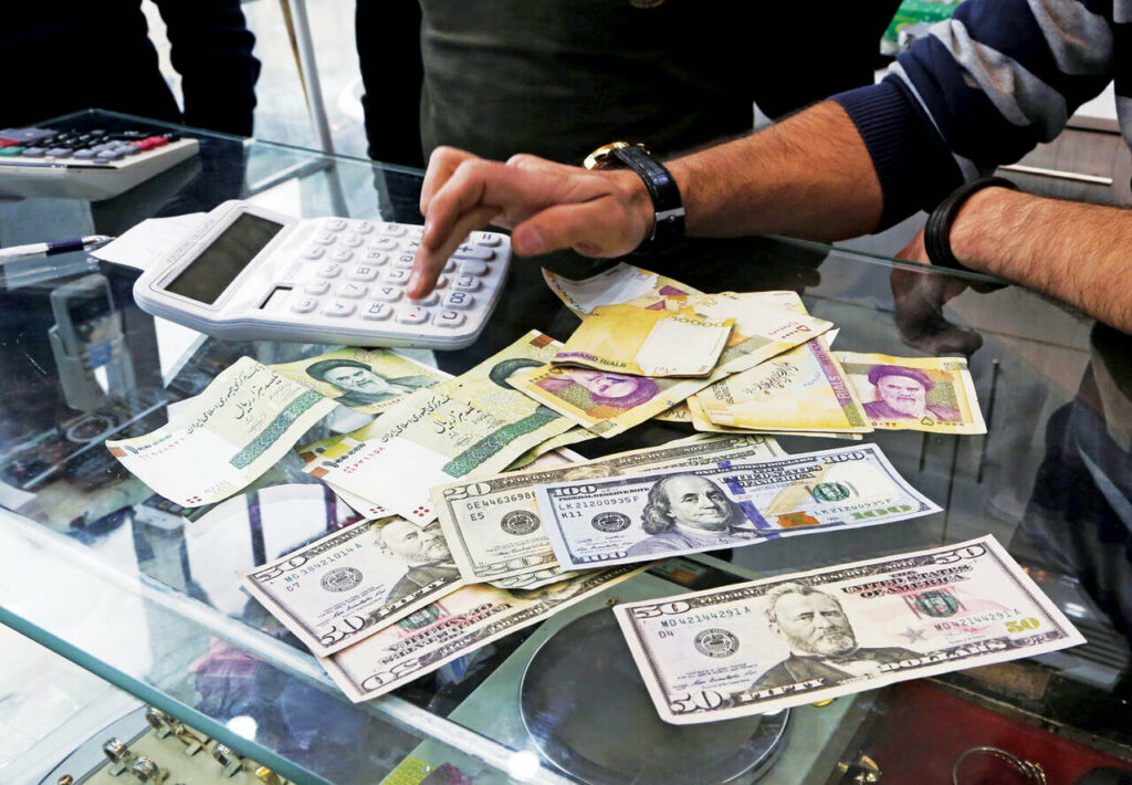 ببینید | صحبتهای عجیب نماینده جدید اصفهان: تنها پولی که مقابل دلار آمریکا ایستاده، ریال ایران است! ببینید | صحبتهای عجیب نماینده جدید اصفهان: تنها پولی که مقابل دلار آمریکا ایستاده، ریال ایران است!