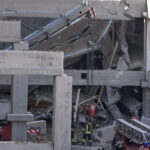 ببینید | علت ریزش یک ساختمان در خیابان نظام آباد؛ چند نفر مصدوم شدند؟