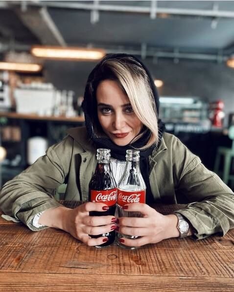 عکس | قاب یادگاری عجیب الناز حبیبی با دو شیشه نوشابه!