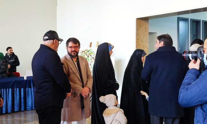 حضور مجتبی امینی، بهروز افخمی، فرهاد قائمیان و دیگر هنرمندان در تالار وحدت برای شرکت در انتخابات