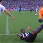 ببینید | اتفاق عجیب؛ بیرون کشیدن مدافع از زمین و ورود به میدان!