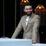 ببینید | شکستن دکور برنامه تلویزیونی و سقوط مجری صداوسیما در برنامه زنده