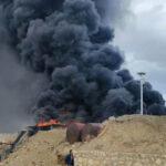 ببینید | اولین تصاویر از آتش‌سوزی مهیب یک کارخانه در کردستان عراق