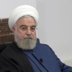 عکس | هدیه خاصی و ویژه‌ای که حسن روحانی دریافت کرد؛ عبای عربی بر تن رئیس‌جمهور سابق