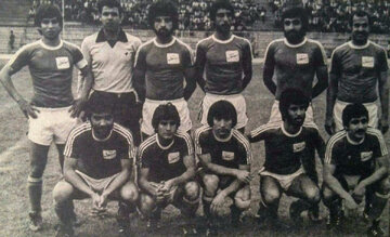 عکس| تحصن علیه فوتبال؛پول فوتبال را خرج روستا و دهات کنید