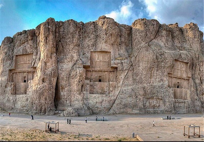 ببینید | حرکت زشت یک گردشگر؛ بالا رفتن از سنگ‌نگاره‌های نقش رستم برای عکس یادگاری!