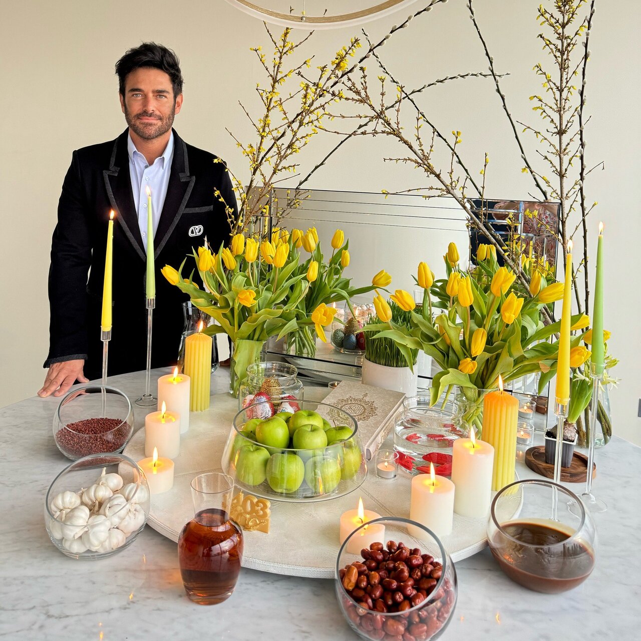 عکس | محمدرضا گلزار کنار سفره هفت سین زیبا پر از لالههای زرد؛ تصویر یک زن در آینه؟