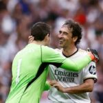 ببینید | قابی از یک احترام بی‌نظیر؛ اهدای بازوبند از رائول به کاسیاس وسط مسابقه اسطوره‌ها