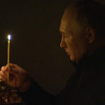 ببینید | روشن کردن شمع به یاد جان باختگان حمله تروریستی توسط پوتین