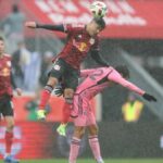 ببینید | اقدام زیبای بازیکنان نیویورک ردبولز؛ پوشاندن کودکان در باران شدید آمریکا