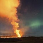 ببینید | لحظه فوران آتش‌فشان و درخشش شفق قطبی در ایسلند