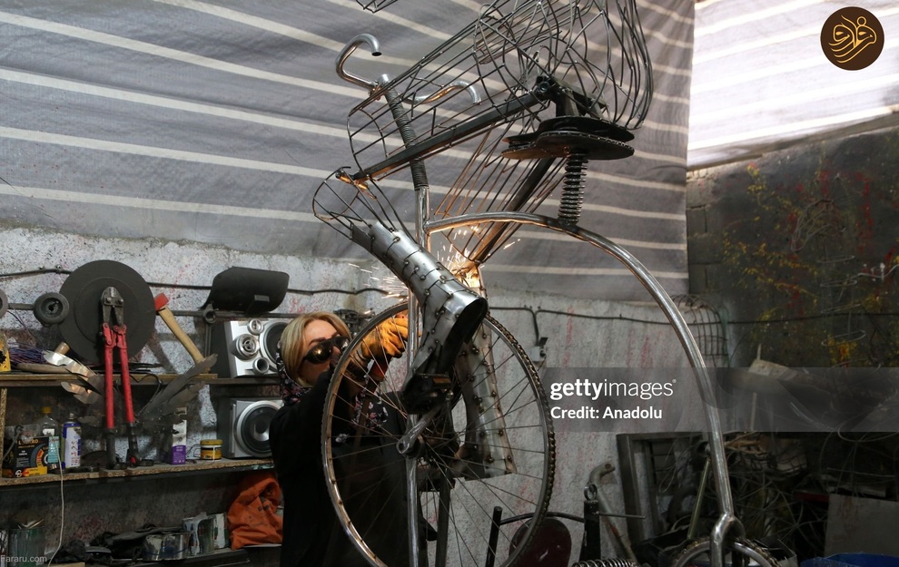 (تصاویر) زن ایرانی که با ضایعات آهن آثار هنری خلق می‌کند