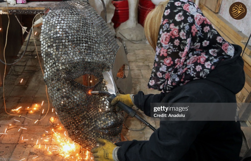 (تصاویر) زن ایرانی که با ضایعات آهن آثار هنری خلق می‌کند