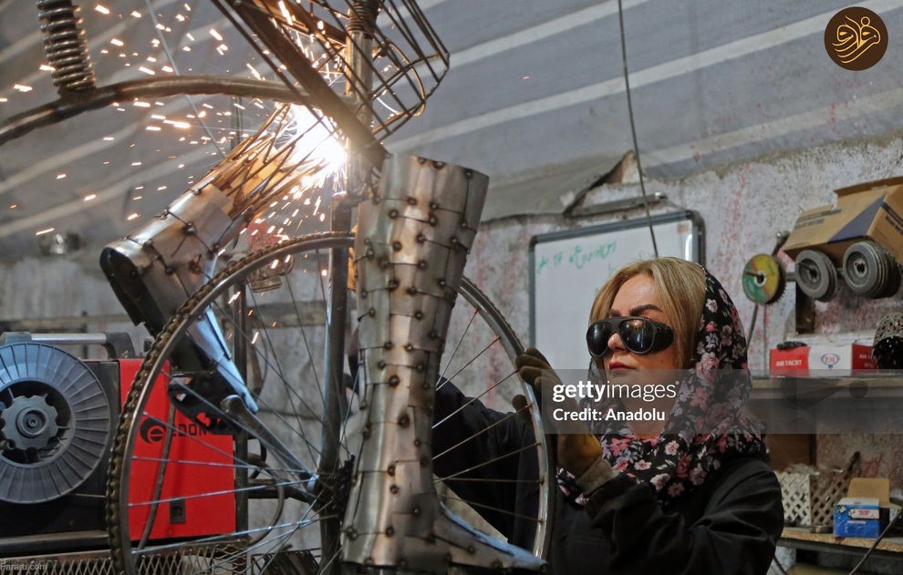 (تصاویر) زن ایرانی که با ضایعات آهن آثار هنری خلق می‌کند