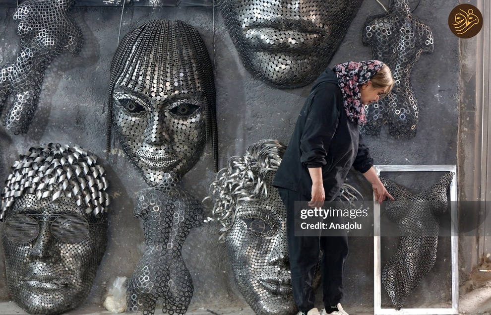 (تصاویر) زن ایرانی که با ضایعات آهن آثار هنری خلق می‌کند