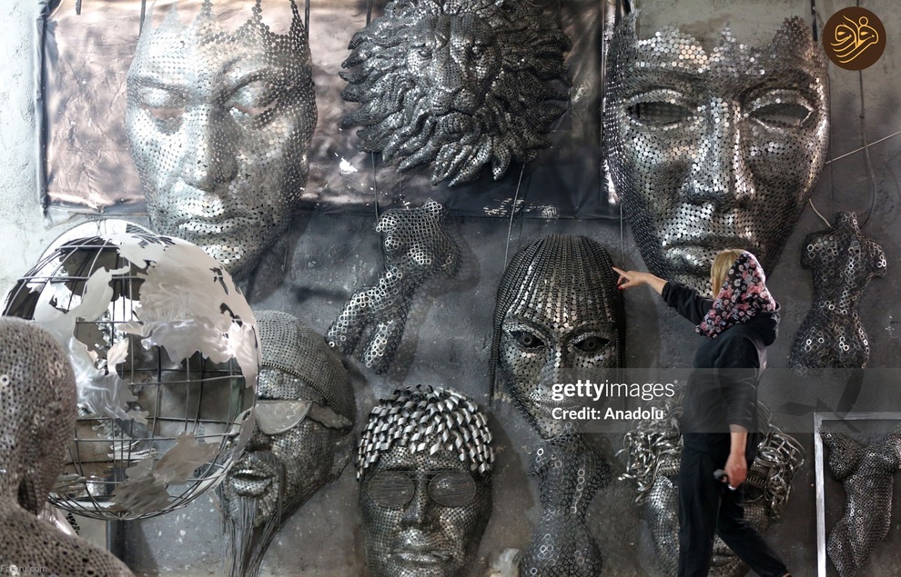 (تصاویر) زن ایرانی که با ضایعات آهن آثار هنری خلق می‌کند