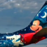 ببینید / رنگ آمیزی جالب هواپیما به سبک شخصیت‌های کارتونی کمپانی والت دیزنی