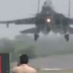 ببینید / فرود ناموفق یک جنگنده هنگام پخش زنده از تمرینات نظامی