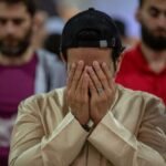 ببینید/ بیهوش شدن امام جماعت مسجد عراق از شدت گریه هنگام دعا برای غزه