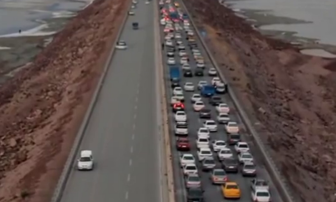 ببینید / ترافیک کیلومتری خودروها در اطراف دریاچه ارومیه