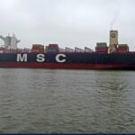 ببینید/ لحظه توقیف یک کشتی کانتینربر