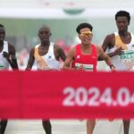 ببینید / رسوایی در مسابقات ماراتن پکن؛ دوندگان افریقایی عمدا اجازه دادن دونده چینی قهرمان شود