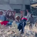 ببینید / تاب بازی کودکان فلسطینی آواره بر روی کابل‌های برق در غزه