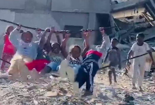 ببینید / تاب بازی کودکان فلسطینی آواره بر روی کابل‌های برق در غزه