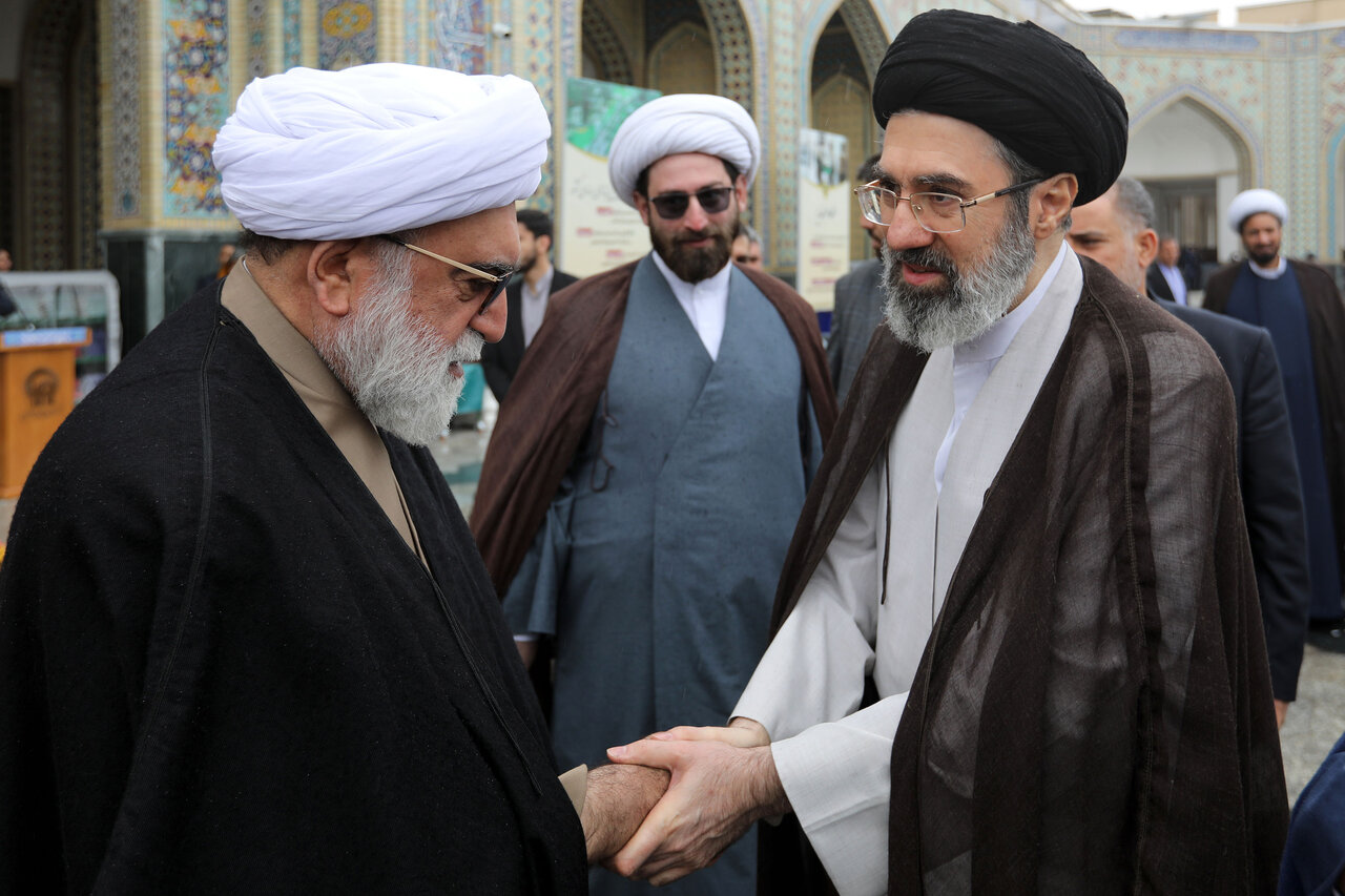 عکس | اولین تصاویر از حضور حجتالاسلام والمسلمین مجتبی خامنهای فرزند رهبر معظم انقلاب در مراسم تشییع پیکر آیتالله شیخ حبیب الله احمدی