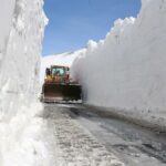 (تصاویر) بازگشایی جاده‌ای که هفت متر برف در آن بارید