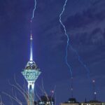 ببینید | صحنه‌ای جالب از برخورد صاعقه به برج میلاد تهران