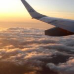 ببینید | تصاویری دیدنی از پرواز بر فراز ابرها با نمایی بی‌نظیر از غروب خورشید