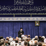 ببینید | سخنرانی ایستاده رهبر انقلاب در دیدار رمضانی مسئولان نظام
