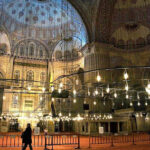 عکس | تصویری از بازی جالب یک امام جماعت با کودکان در مسجدی در ترکیه