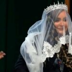 ببینید | نعیمه نظام‌دوست وسط برنامه مهران مدیری عروس شد!