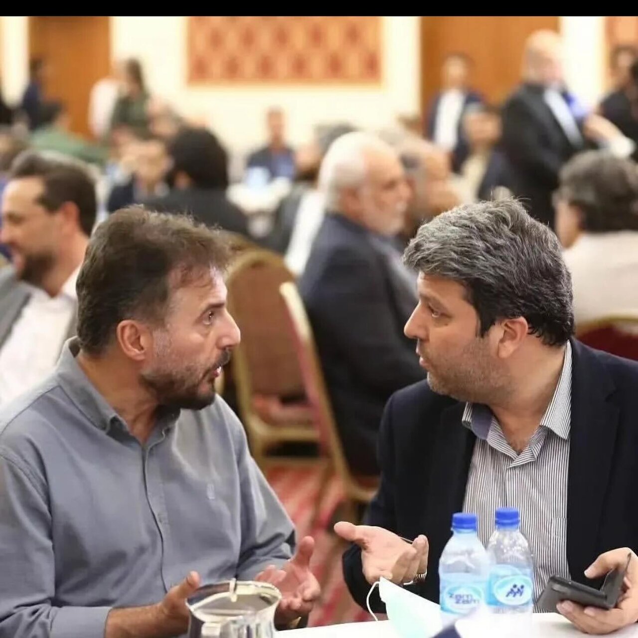 عکس | تصویری از بحث سید جواد هاشمی با رئیس سازمان سینمایی در حاشیه یک مراسم