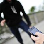 ببینید | لحظه حمله مردم به یک موبایل‌قاپ در حین سرقت؛ یورش همکاران سارق به مردم با چاقو در تهران