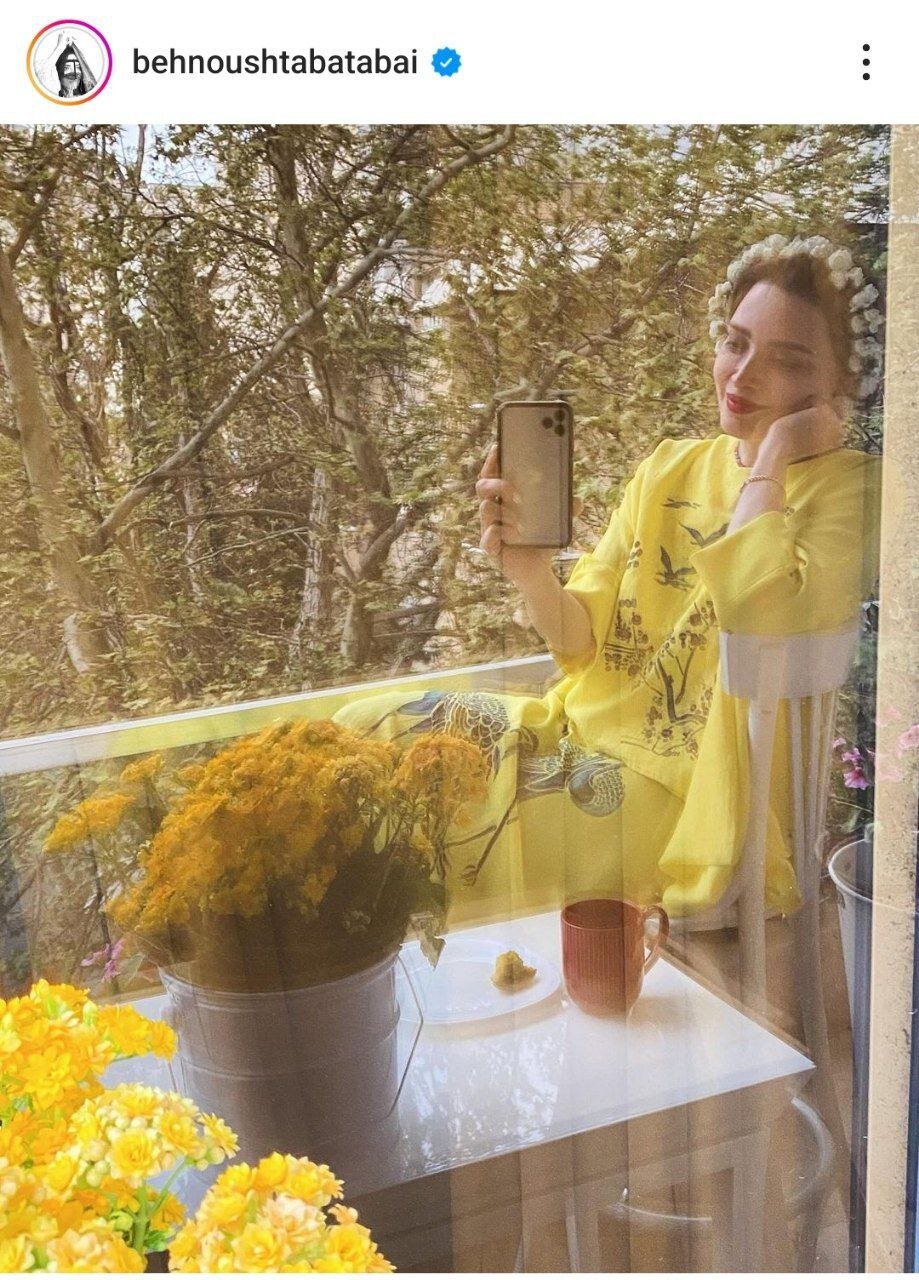عکس | استایل زردرنگ بهنوش طباطبایی در بالکن خانه عکس | استایل زردرنگ بهنوش طباطبایی در بالکن خانه