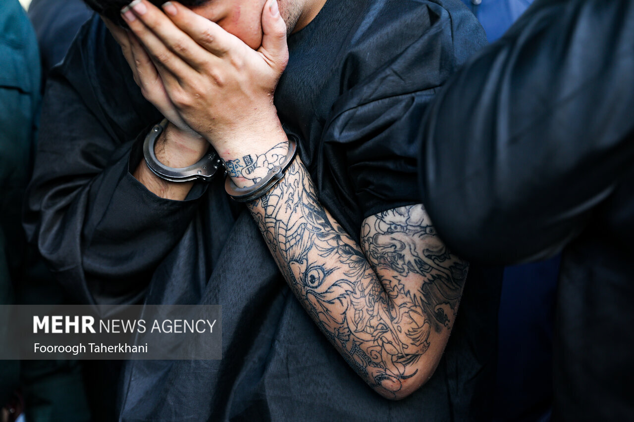 عکس | خالکوبی‌های عجیب روی دست یکی از سارقین خشن پل صدر!